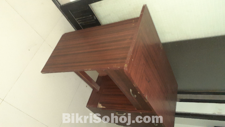 অটবি পড়ার টেবিল।